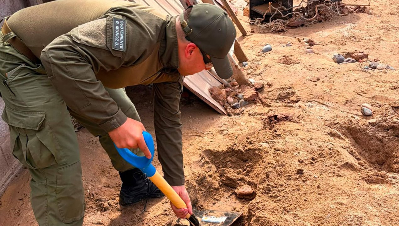 /atacama/carabineros-se-suma-a-labores-de-apoyo-a-vecinos-afectados-en-caleta-puerto