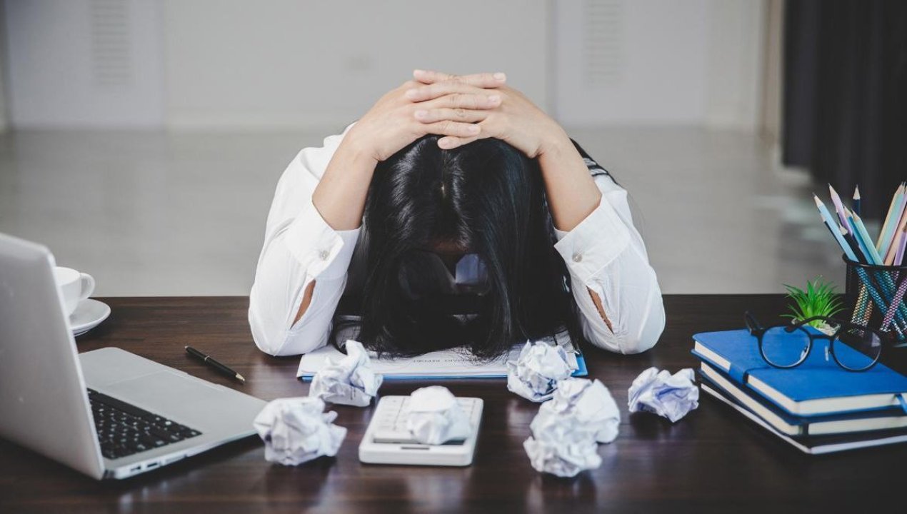 /estudio-de-pluxee-revela-preocupante-alza-del-estres-y-caida-en