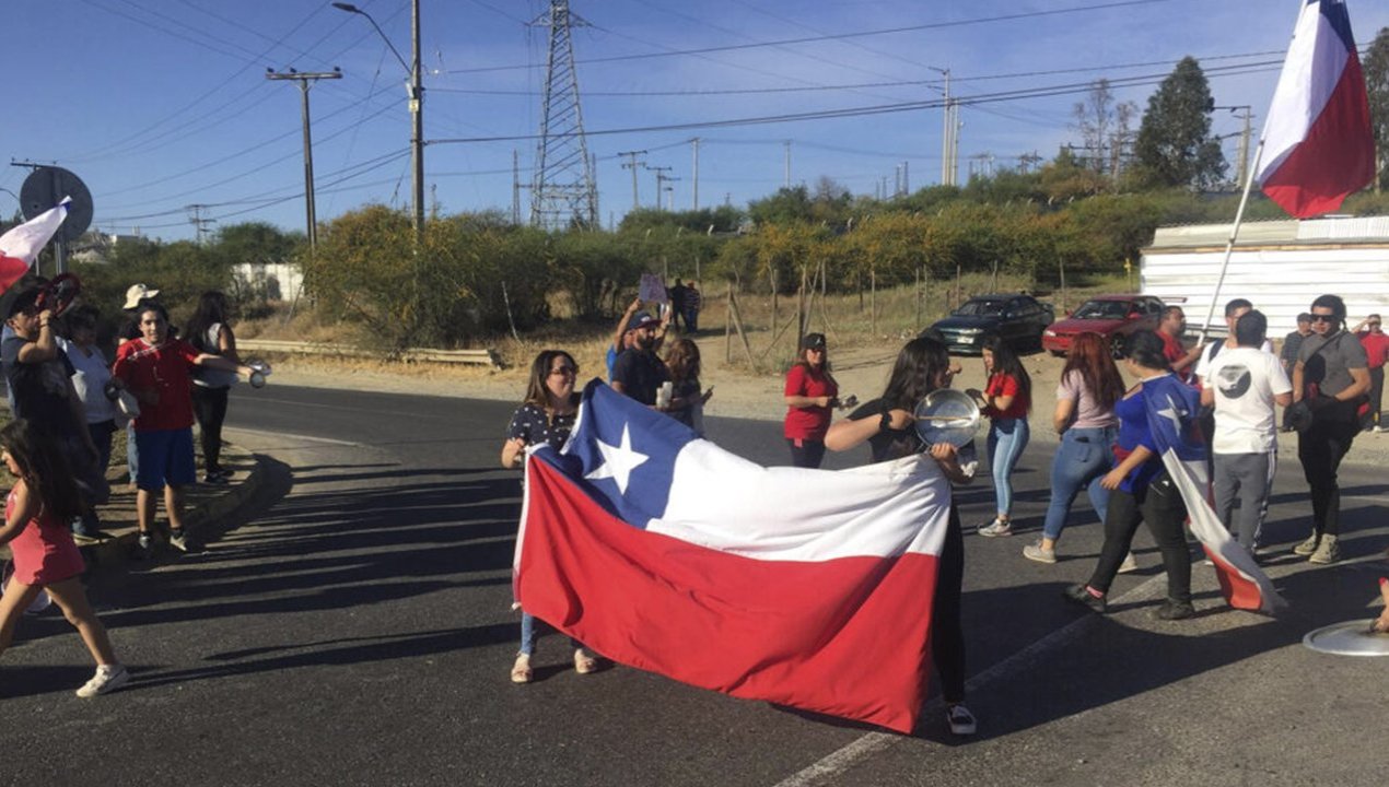 /vecinos-realizan-manifestacion-en-el-cruce-las-aranas