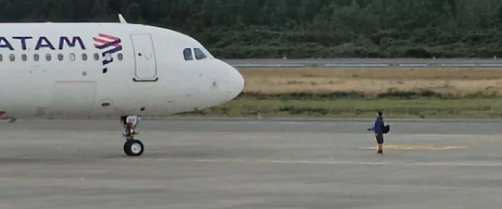 Presentan querella contra hombre que ingresó a losa de aeropuerto para no perder vuelo en Puerto Montt