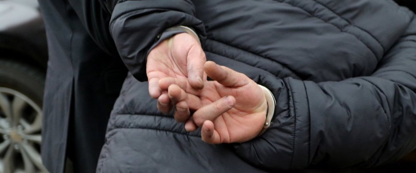 Evita el juicio: imputado por crimen de su hijastro con autismo es hallado sin vida en prisión