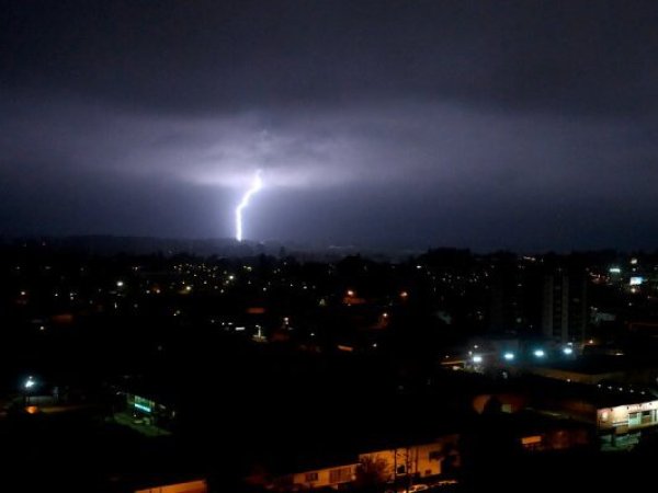 DMC emite Alerta Meteorológica por tormentas eléctricas en cuatro regiones del centro y sur