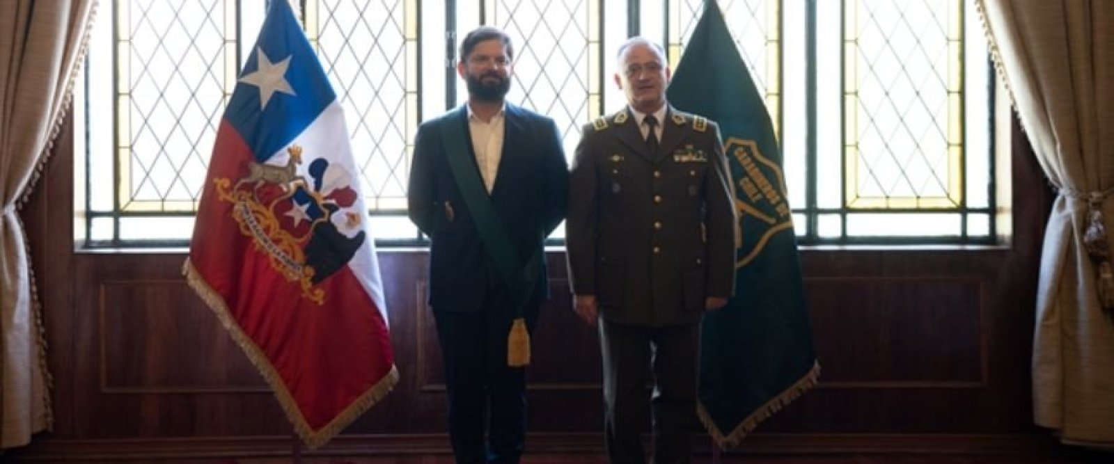 Presidente Boric es condecorado como Alguacil Mayor por Carabineros