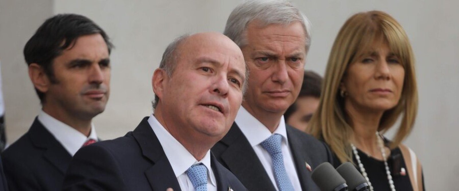 Ministro Quiroz defiende plan económico y apunta a estancamiento de más de una década